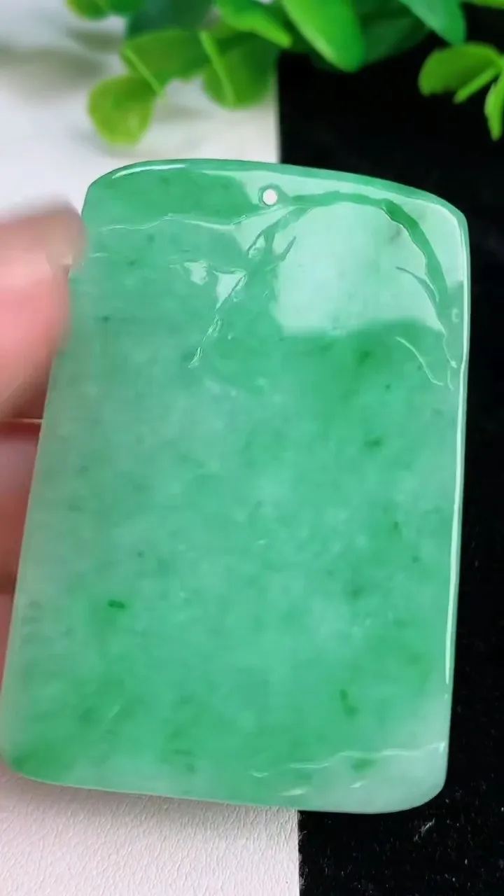 天然A货翡翠山水牌吊坠，尺寸60-41.7-4.5，重量:33.10g
7月26日