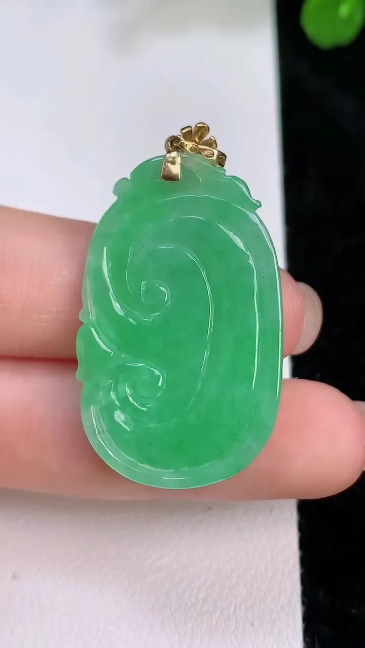 天然A货翡翠如意吊坠，尺寸32.8-21-5，重量:6.24g
7月26日