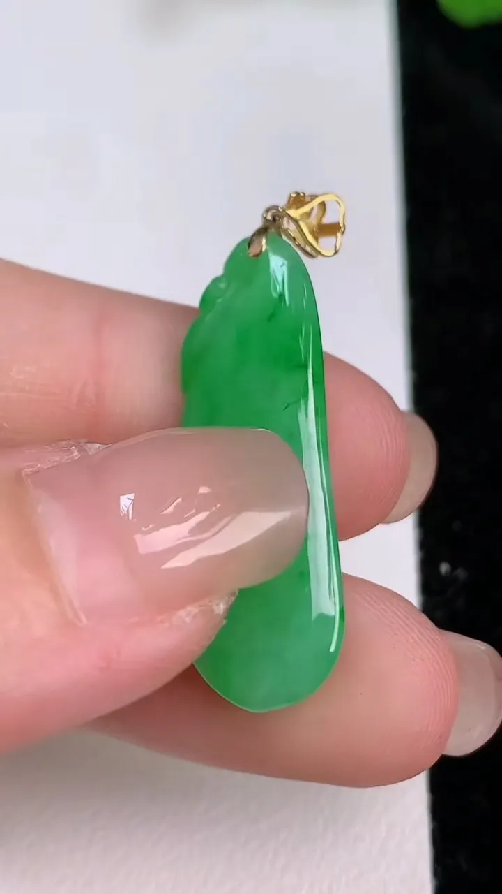 天然A货翡翠福瓜吊坠，尺寸30-10.7-6.2，重量:4.50g
7月26日