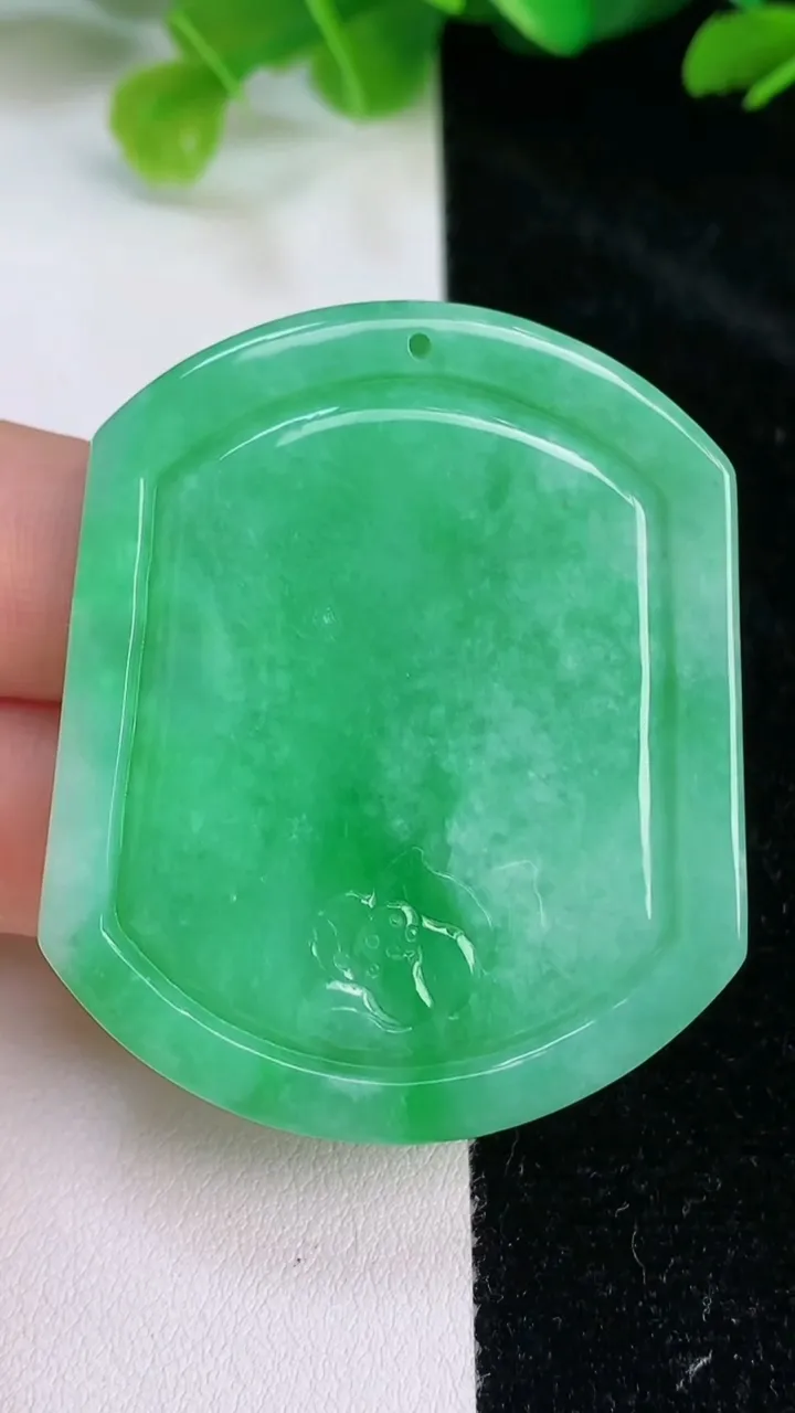 天然A货翡翠生肖虎吊坠，尺寸48.5-40.6-5.2，重量:23.08g
7月26日