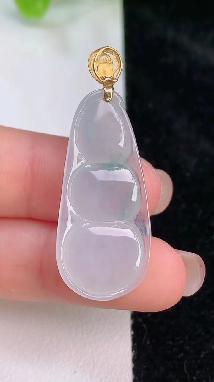 天然A货翡翠18k金飘花福豆吊坠，尺寸34-15.2-5，重量:5.23g
7月26日