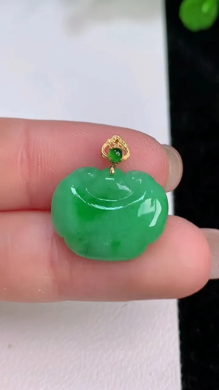 天然A货翡翠如意头吊坠，尺寸14-18-4，重量:2.31g
7月26日