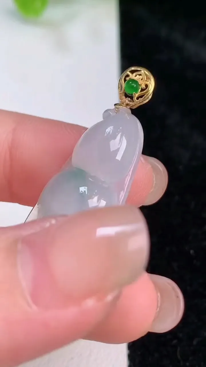 天然A货翡翠18k金飘花福豆吊坠，尺寸34-15.2-5，重量:5.23g
7月26日