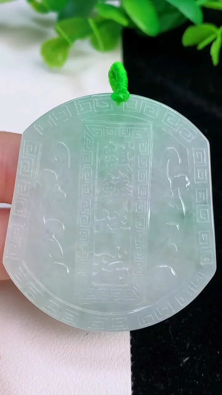 天然A货翡翠麒麟吊坠，尺寸52.8-46.4-5.2，重量:28.22g
7月26日