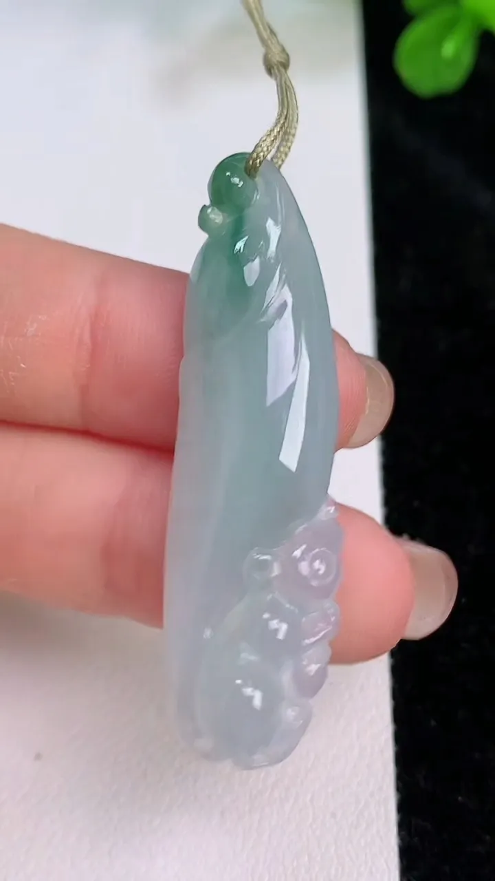 天然A货翡翠飘花福瓜吊坠，尺寸47-13-6，重量:6.73g
7月26日