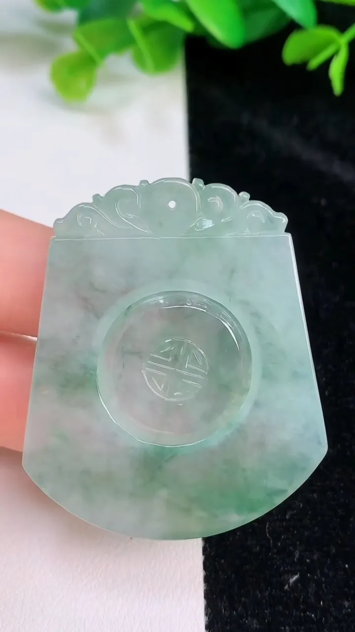 天然A货翡翠仿古无事牌吊坠，尺寸49-40.8-3.8，重量:20.34g
7月26日