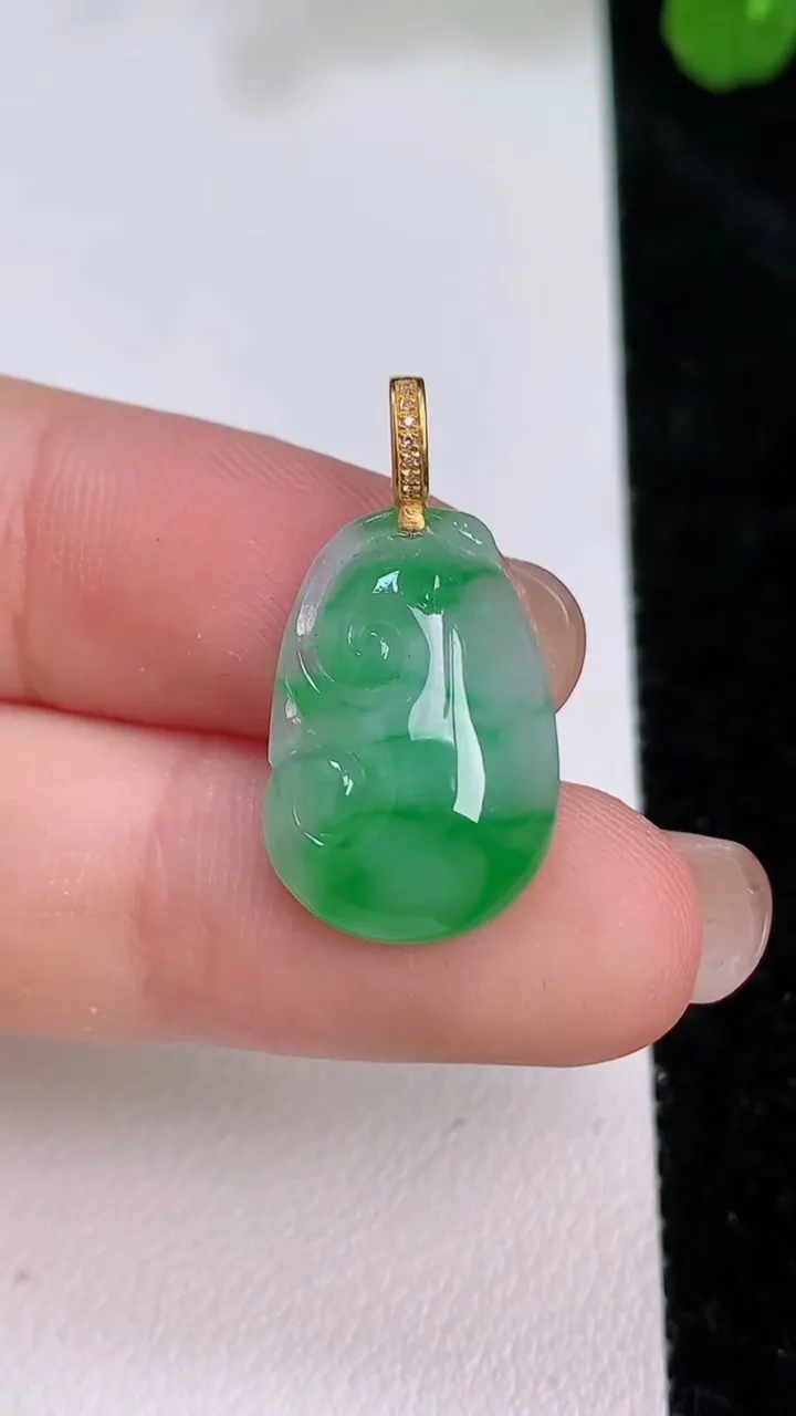 天然A货翡翠如意吊坠，尺寸18.6-11.6-4.3，重量:1.84g
7月26日