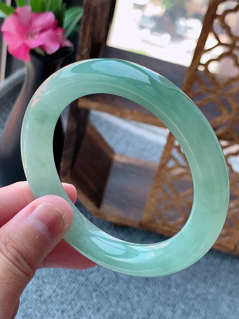 天然A货翡翠满绿圆条手镯55-56圈口尺寸55.8×10.8mm 重量65.18g 0724