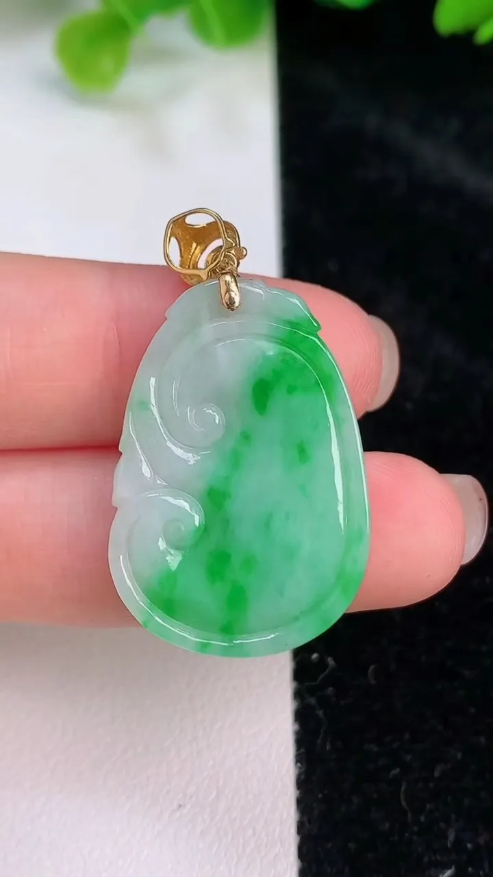 天然A货翡翠如意吊坠，尺寸28.6-20-3.5，重量:4.90g
7月26日