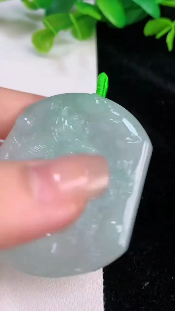 天然A货翡翠麒麟吊坠，尺寸52.7-47.8-5.3，重量:28.70g
7月26日