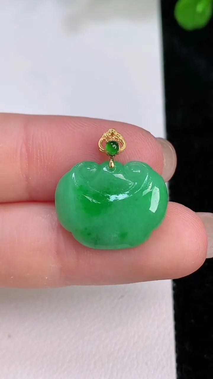 天然A货翡翠如意头吊坠，尺寸14-18-4，重量:2.31g
7月26日