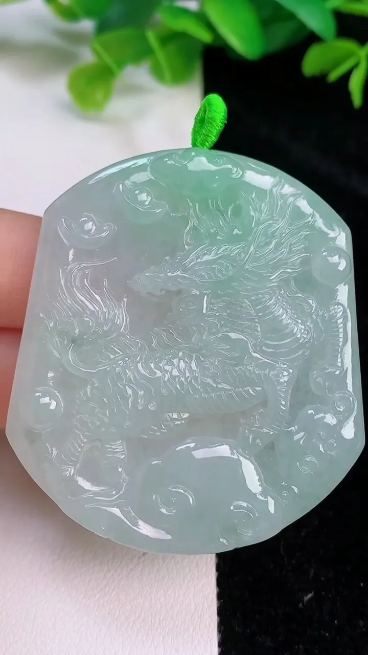 天然A货翡翠麒麟吊坠，尺寸52.8-46.4-5.2，重量:28.22g
7月26日