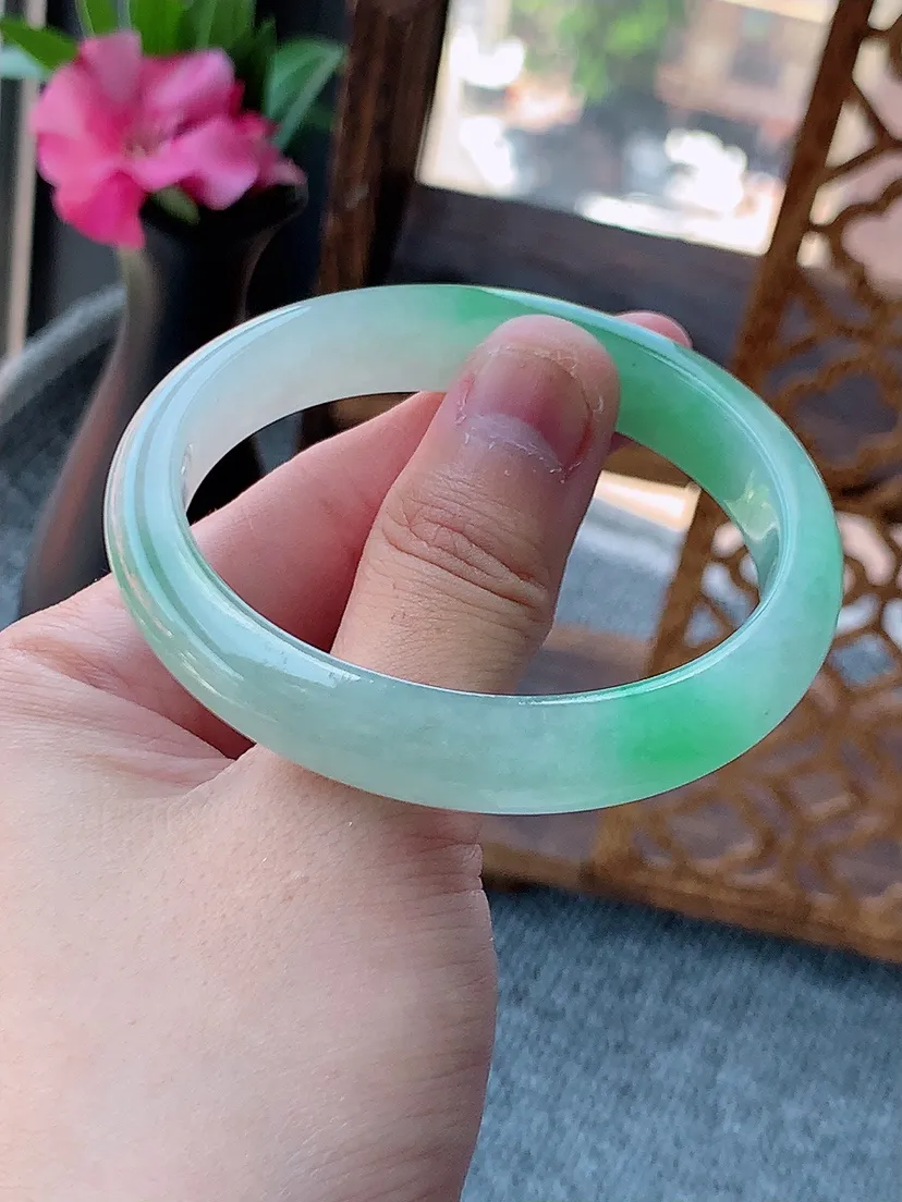 天然A货翡翠飘绿贵妃手镯54-55圈口尺寸54×46×11.8×6.7mm 重量40.05g 0724