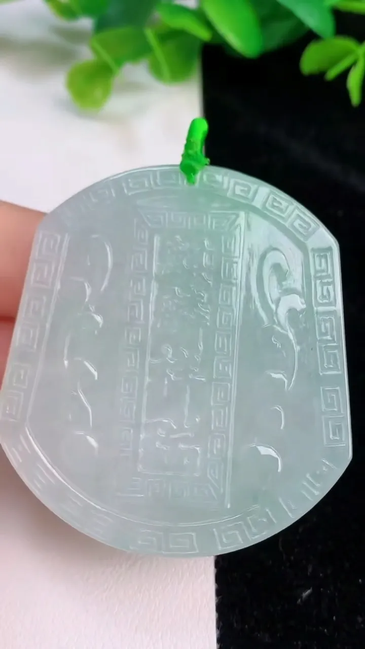 天然A货翡翠麒麟吊坠，尺寸52.7-47.8-5.3，重量:28.70g
7月26日