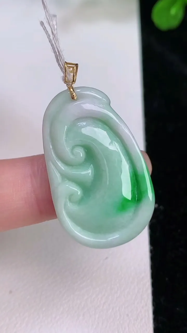 天然A货翡翠如意吊坠，尺寸29.7-18.3-4.3，重量:5.09g
7月26日
