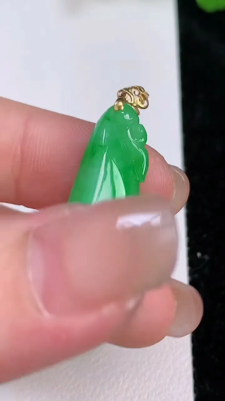 天然A货翡翠福瓜吊坠，尺寸30-10.7-6.2，重量:4.50g
7月26日