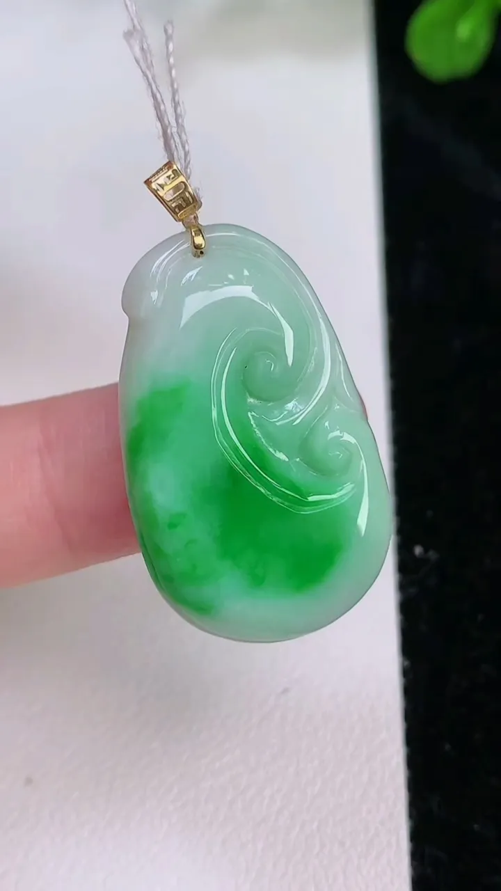 天然A货翡翠如意吊坠，尺寸29.7-18.3-4.3，重量:5.09g
7月26日