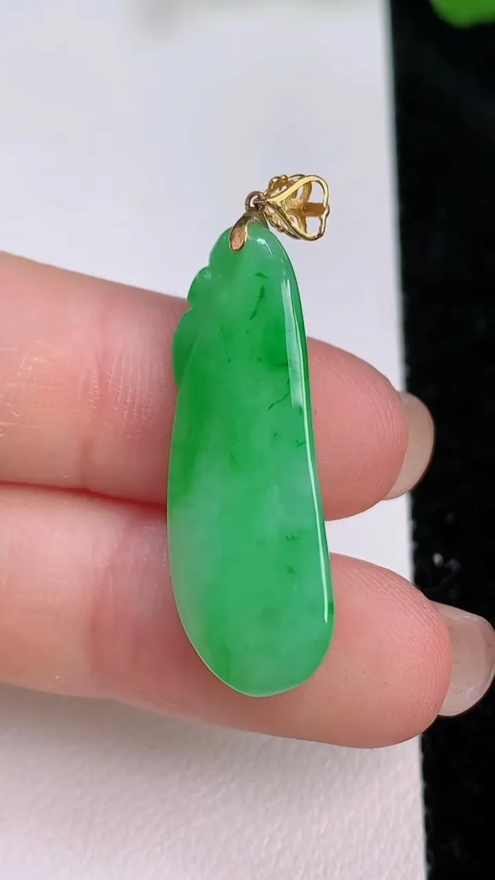 天然A货翡翠福瓜吊坠，尺寸30-10.7-6.2，重量:4.50g
7月26日