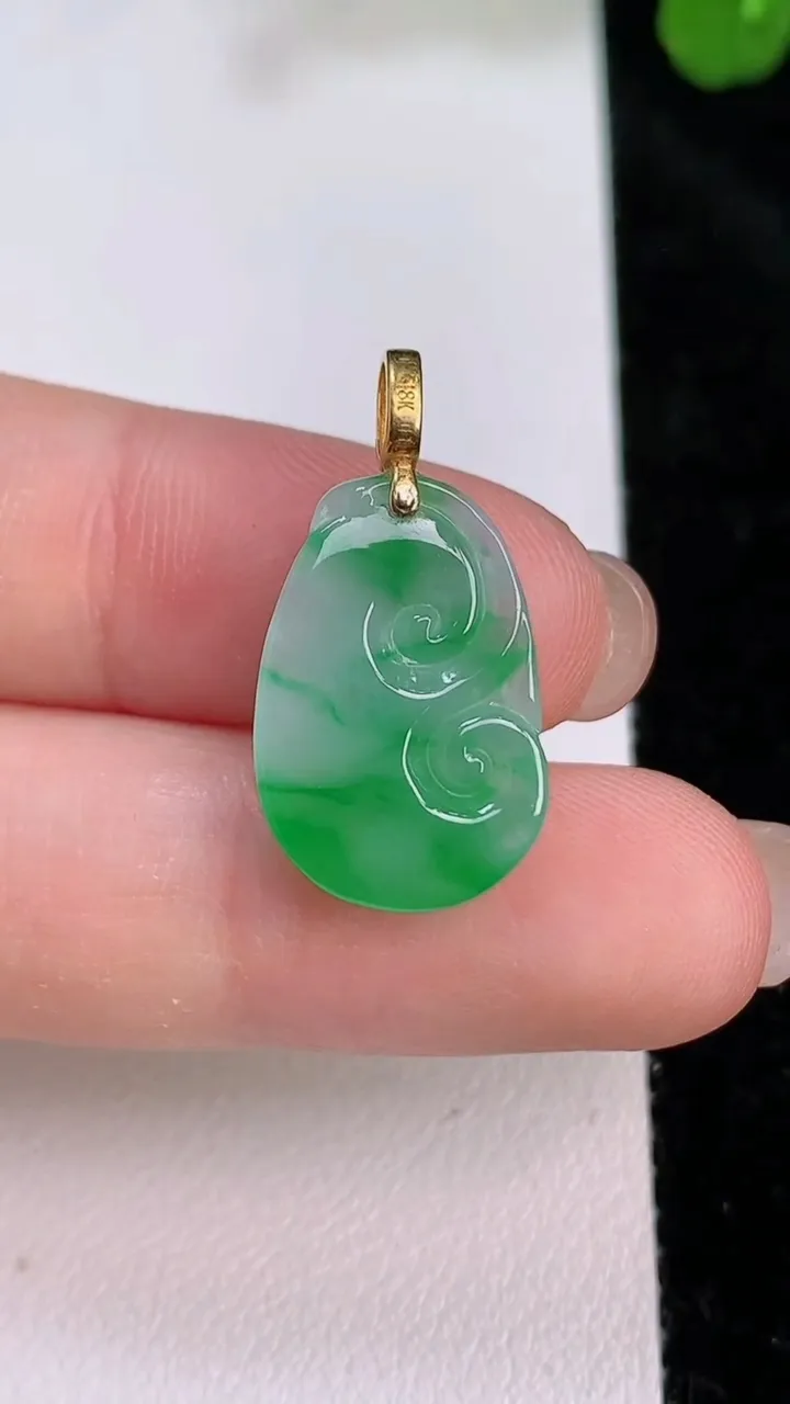 天然A货翡翠如意吊坠，尺寸18.6-11.6-4.3，重量:1.84g
7月26日
