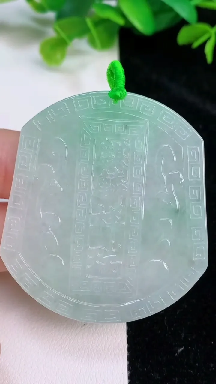 天然A货翡翠麒麟吊坠，尺寸52.8-46.4-5.2，重量:28.22g
7月26日