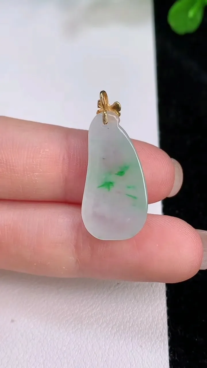 天然A货翡翠福瓜吊坠，尺寸24.6-12-4.8，重量:7.69g
7月26日