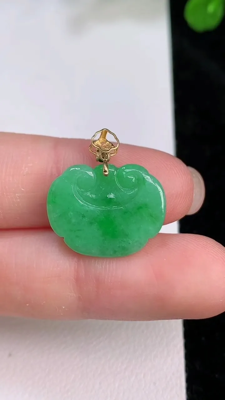 天然A货翡翠如意头吊坠，尺寸14-18-4，重量:2.31g
7月26日