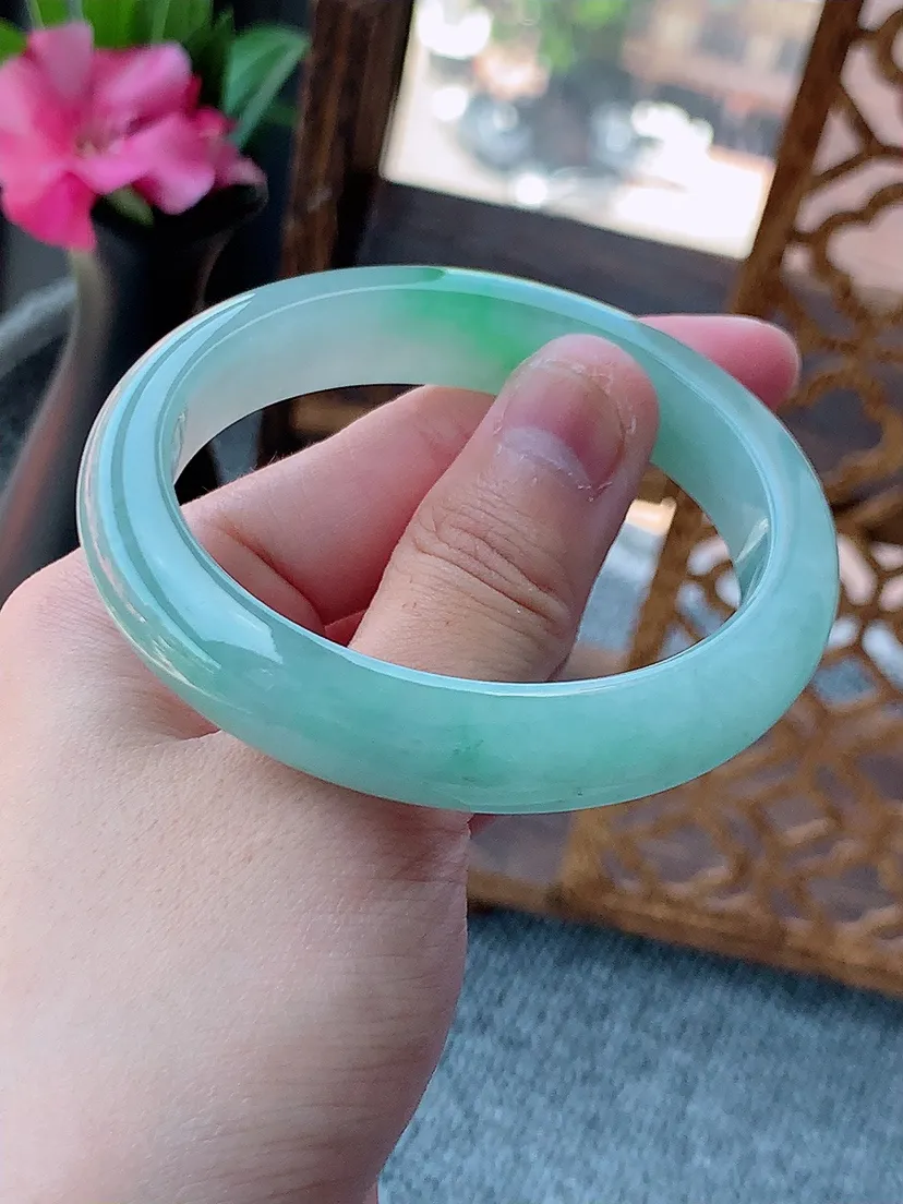 天然A货翡翠飘绿贵妃手镯54-55圈口尺寸54×47×12.3×7.7mm 重量50.25g 0724