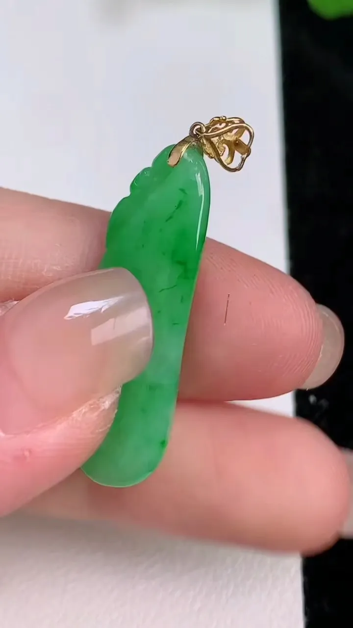 天然A货翡翠福瓜吊坠，尺寸30-10.7-6.2，重量:4.50g
7月26日
