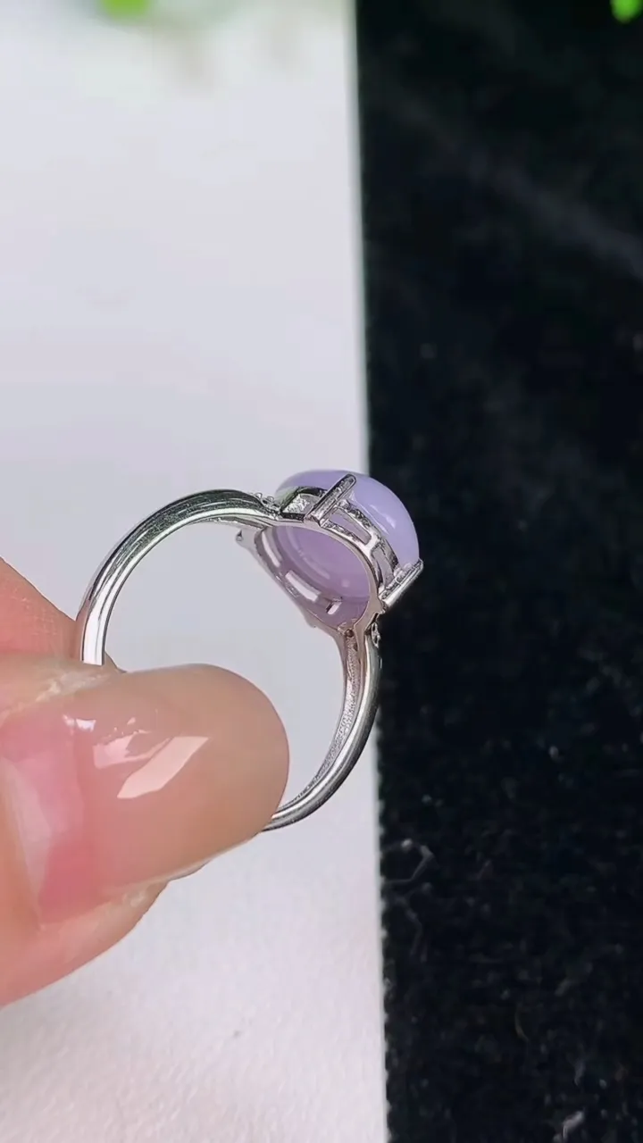 天然A货翡翠925银紫罗兰蛋面戒指，尺寸9.6，重量:2.09g2025年7月26日
工厂直销收藏佳品,种好水足，色泽均匀，有种有色，上手高大气！
