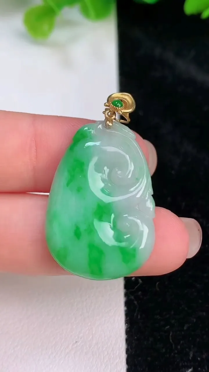 天然A货翡翠如意吊坠，尺寸28.6-20-3.5，重量:4.90g
7月26日