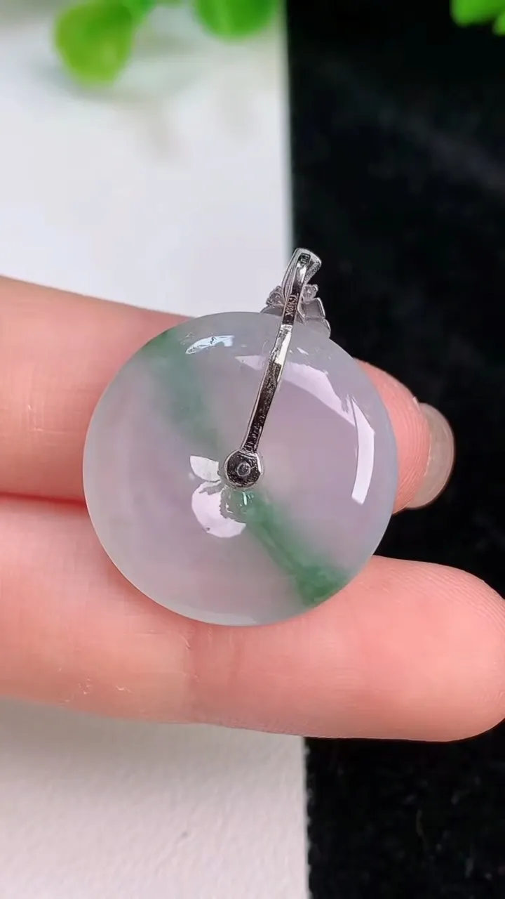 天然A货翡翠平安扣吊坠，尺寸22.3-4.7，重量:5.06g
7月26日