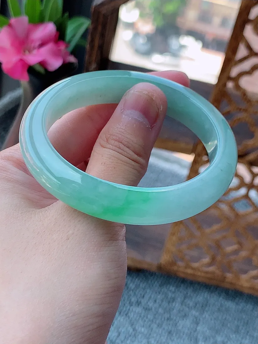 天然A货翡翠飘绿贵妃手镯54-55圈口尺寸54×47×12.3×7.7mm 重量50.25g 0724