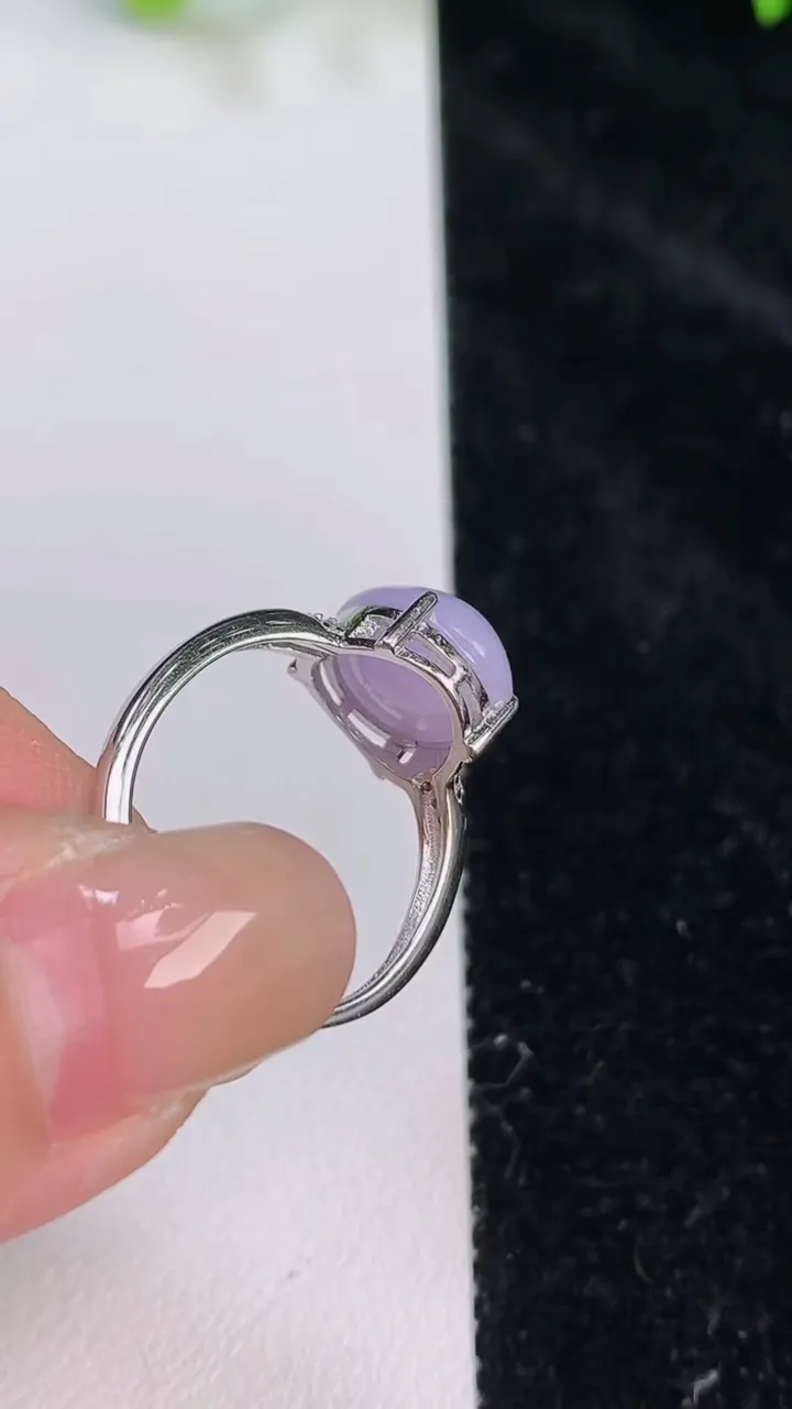 天然A货翡翠925银紫罗兰蛋面戒指，尺寸9.6，重量:2.09g2025年7月26日
工厂直销收藏佳品,种好水足，色泽均匀，有种有色，上手高大气！