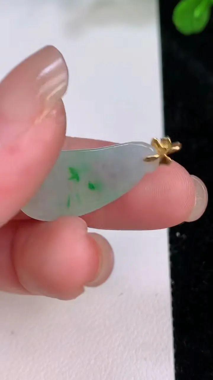 天然A货翡翠福瓜吊坠，尺寸24.6-12-4.8，重量:7.69g
7月26日