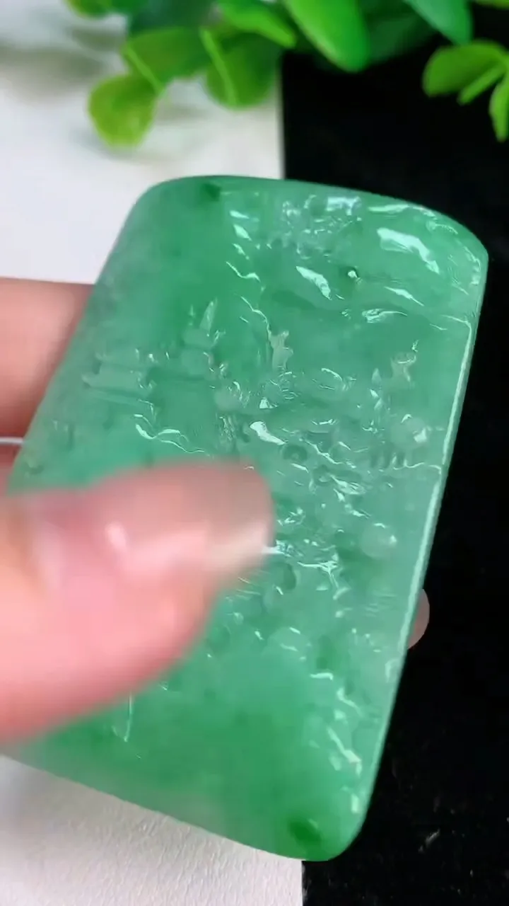 天然A货翡翠山水牌吊坠，尺寸60-41.7-4.5，重量:33.10g
7月26日