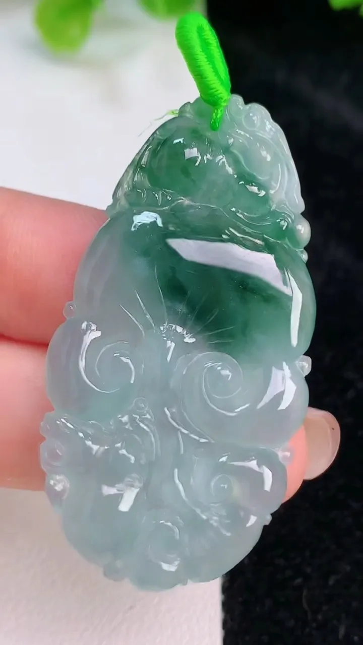 天然A货翡翠飘花今非昔比 蜥蜴吊坠，尺寸47-24-4.6，重量:9.50g
7月26日
