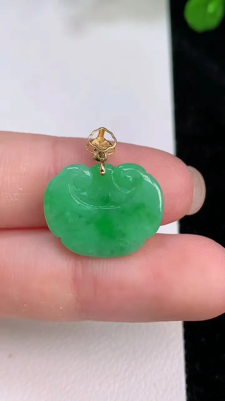 天然A货翡翠如意头吊坠，尺寸14-18-4，重量:2.31g
7月26日