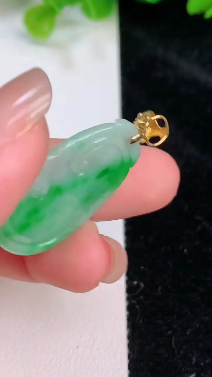 天然A货翡翠如意吊坠，尺寸28.6-20-3.5，重量:4.90g
7月26日
