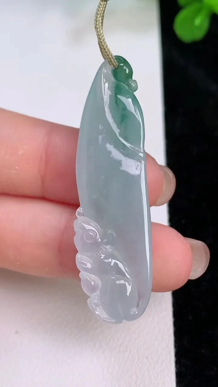 天然A货翡翠飘花福瓜吊坠，尺寸47-13-6，重量:6.73g
7月26日