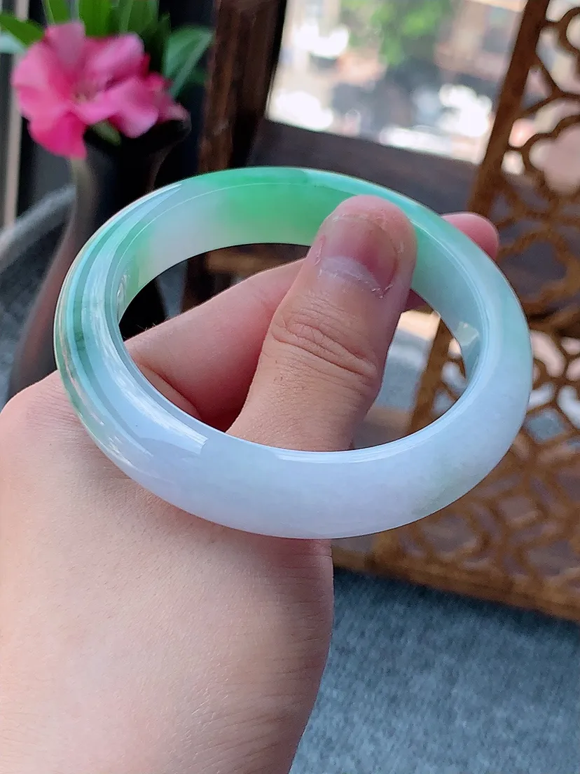 天然A货翡翠飘绿正装正圈手镯53-57圈口 尺寸53×12.3×8.6m量59.30g 0724