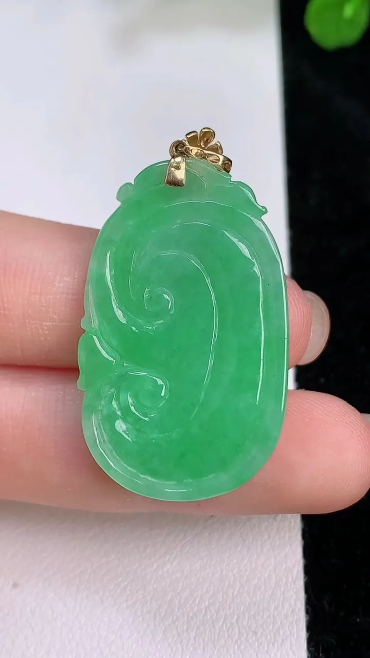 天然A货翡翠如意吊坠，尺寸32.8-21-5，重量:6.24g
7月26日