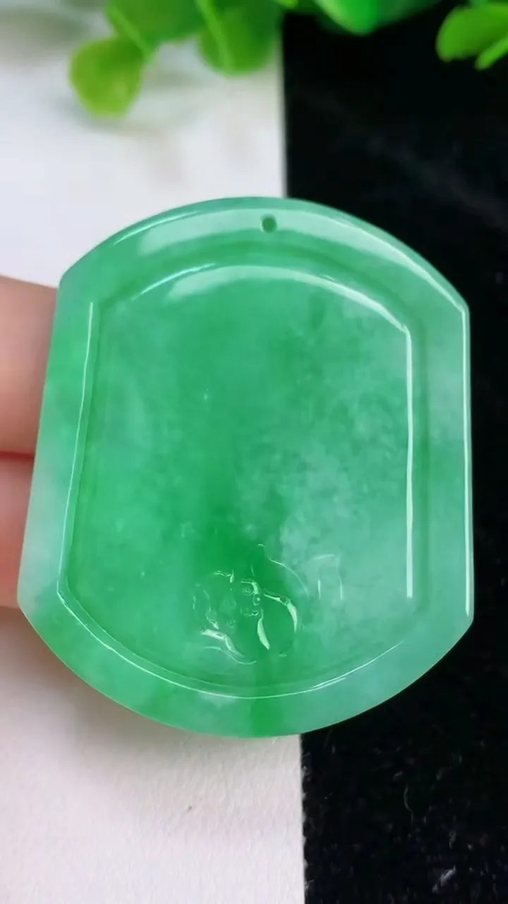 天然A货翡翠生肖虎吊坠，尺寸48.5-40.6-5.2，重量:23.08g
7月26日