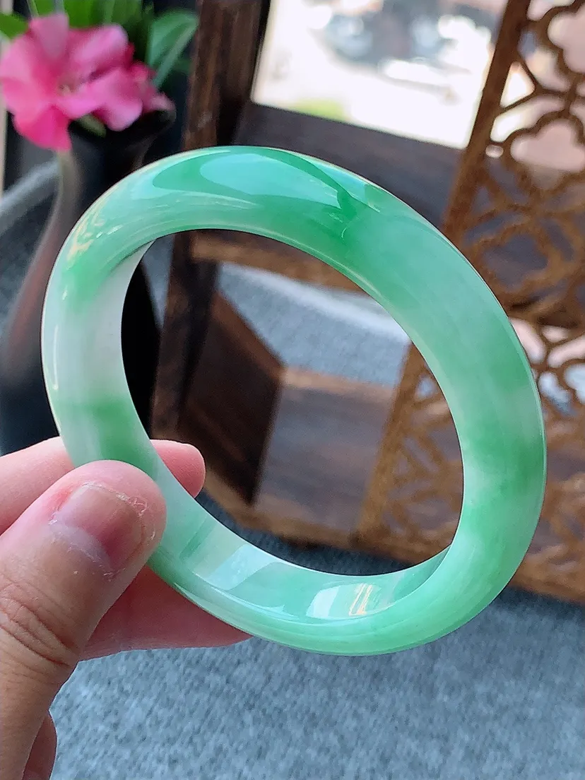 天然A货翡翠飘绿正装正圈手镯56-57圈口 尺寸56.8×11.8×7.8mm 重量55.90g 0724