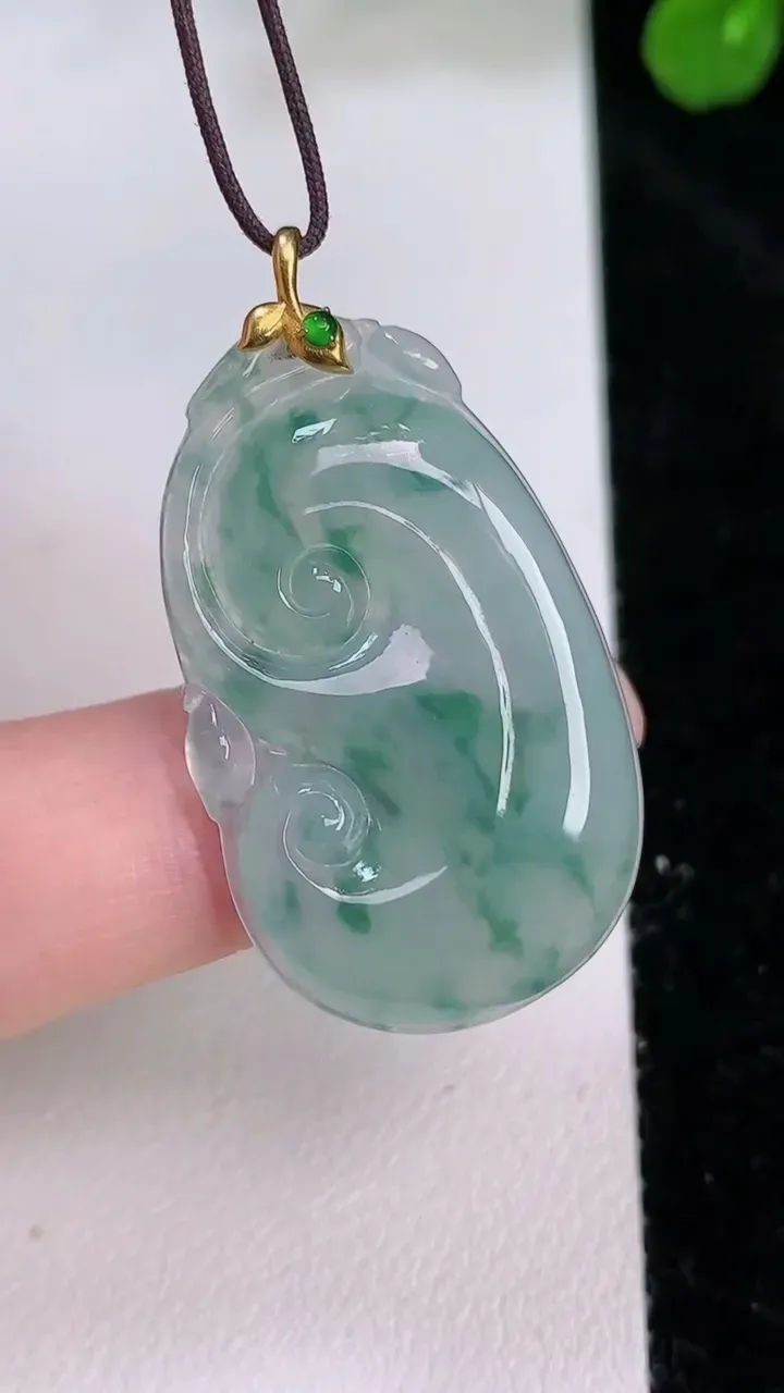 天然A货翡翠种飘花如意吊坠，尺寸33.5-20-4.5，重量:5.96g
7月26日