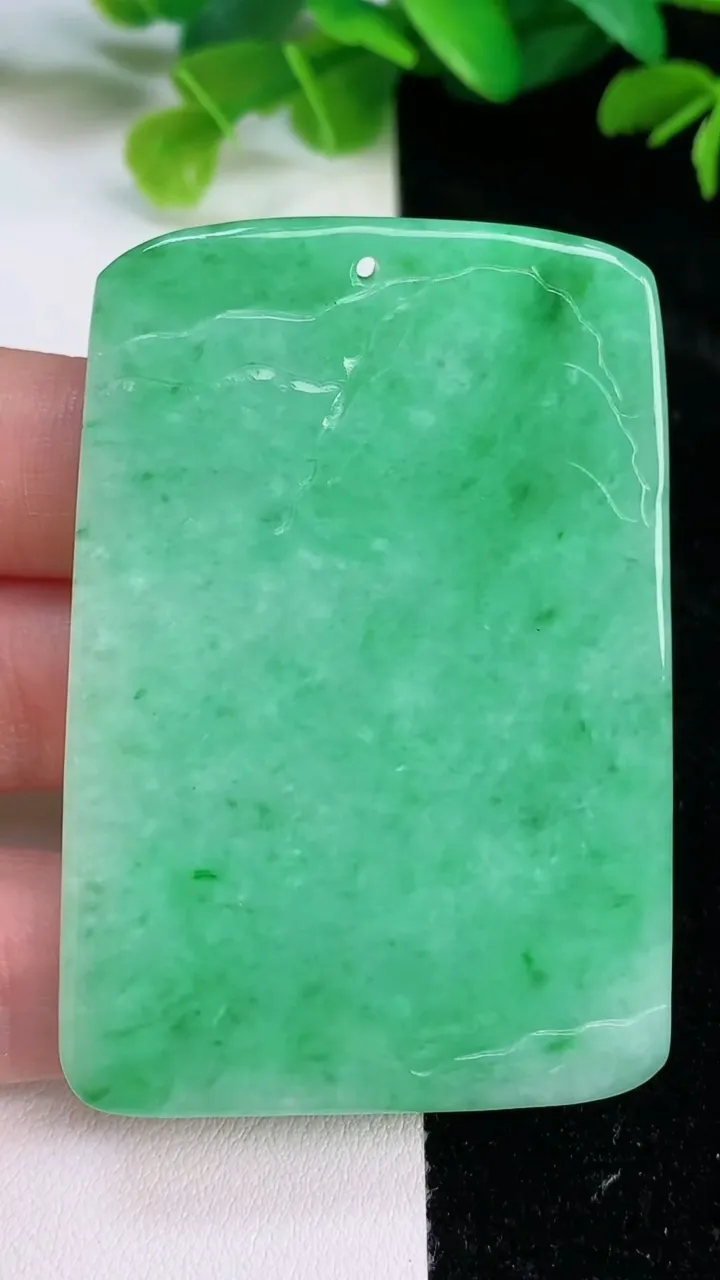 天然A货翡翠山水牌吊坠，尺寸60-41.7-4.5，重量:33.10g
7月26日
