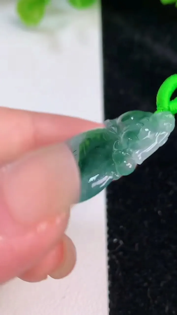 天然A货翡翠飘花今非昔比 蜥蜴吊坠，尺寸47-24-4.6，重量:9.50g
7月26日