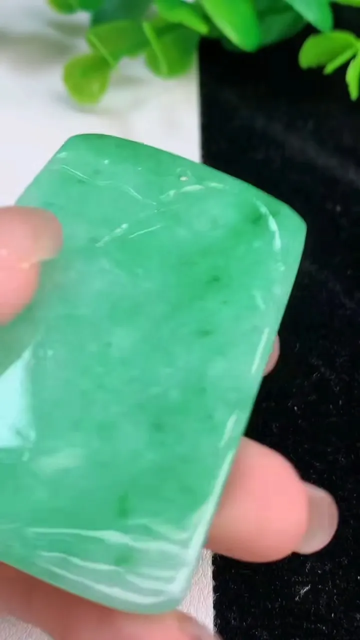 天然A货翡翠山水牌吊坠，尺寸60-41.7-4.5，重量:33.10g
7月26日