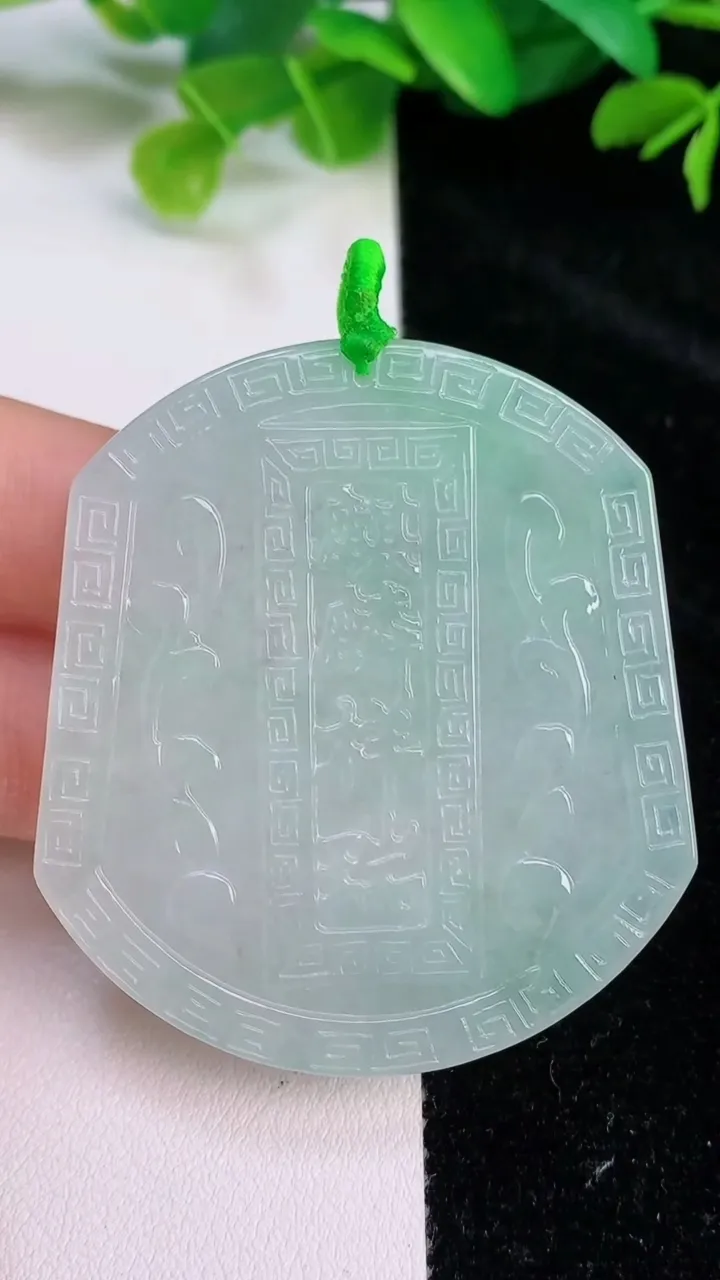 天然A货翡翠麒麟吊坠，尺寸52.7-47.8-5.3，重量:28.70g
7月26日