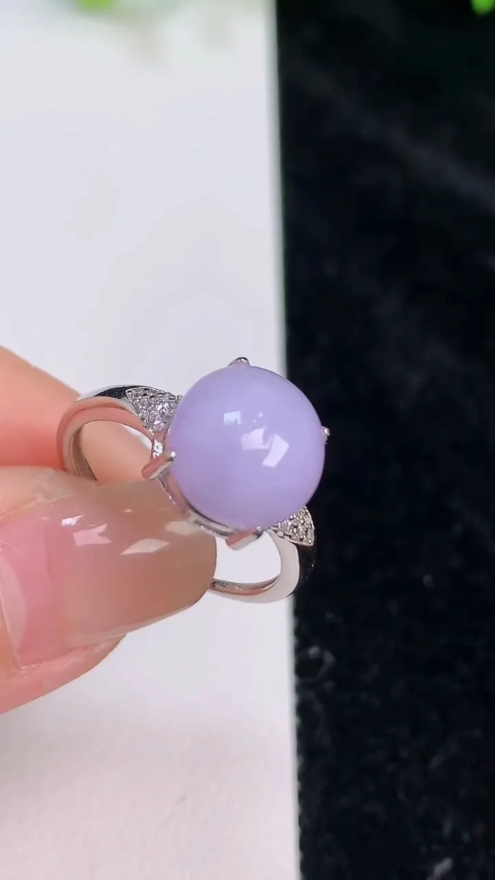 天然A货翡翠925银紫罗兰蛋面戒指，尺寸9.6，重量:2.09g2025年7月26日
工厂直销收藏佳品,种好水足，色泽均匀，有种有色，上手高大气！