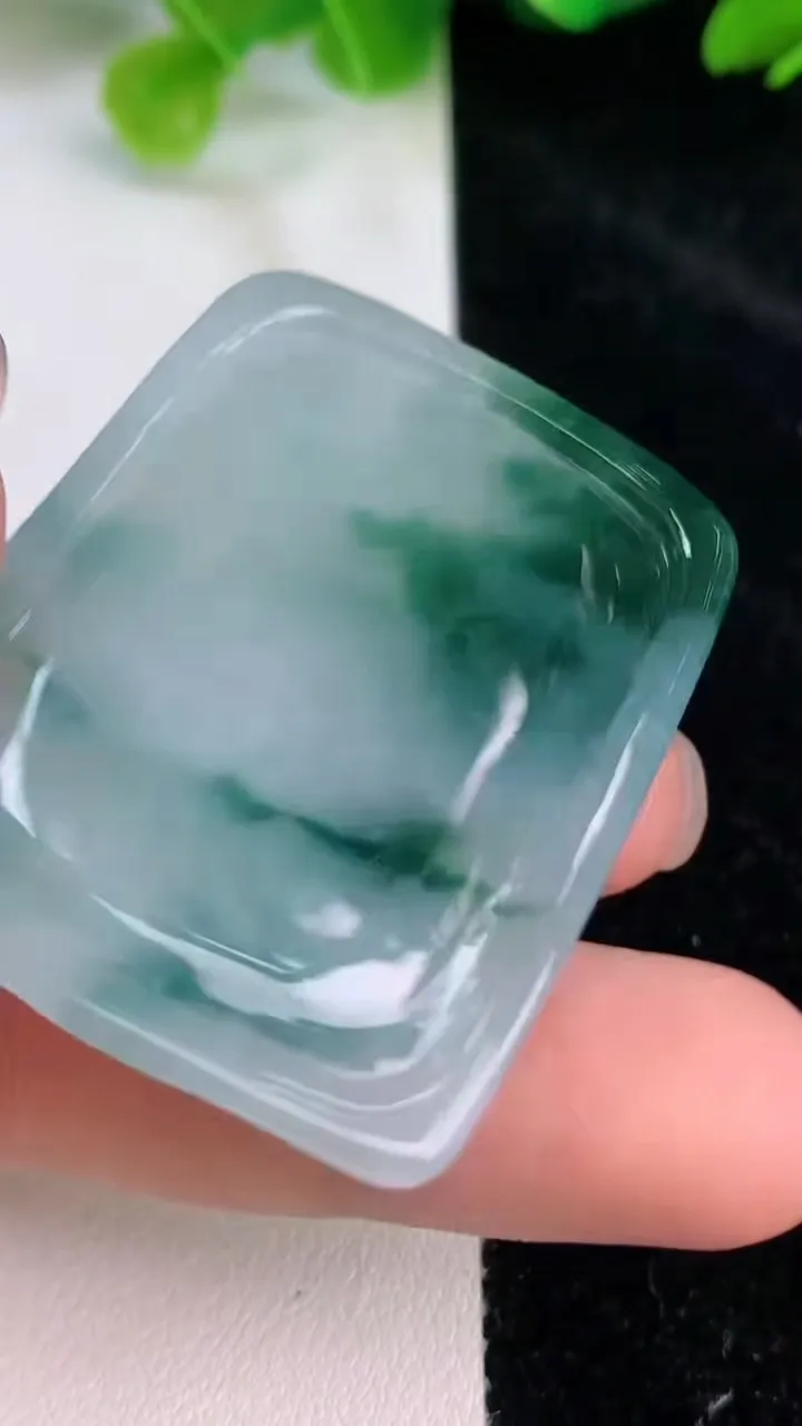 天然A货翡翠飘花普贤菩萨吊坠，尺寸43.8-34-5.3，重量:18.36g
7月26日